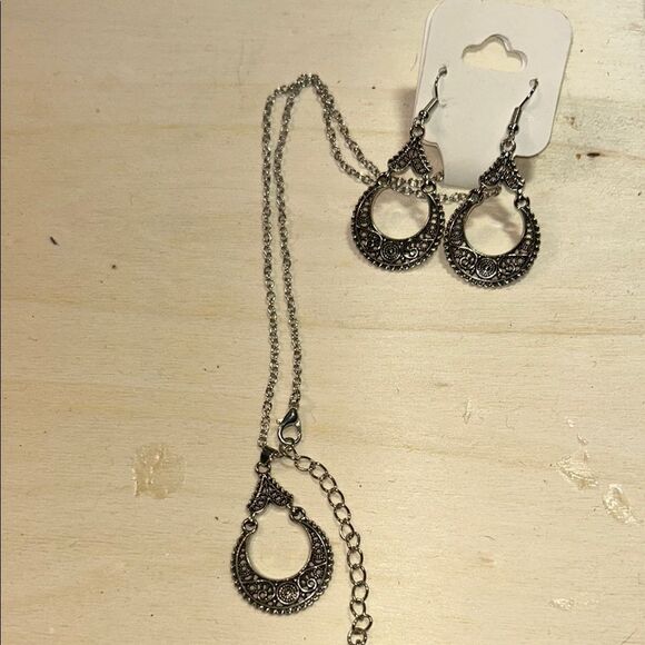 Elegant Silver Jewelry Set - Picture 1 of 4